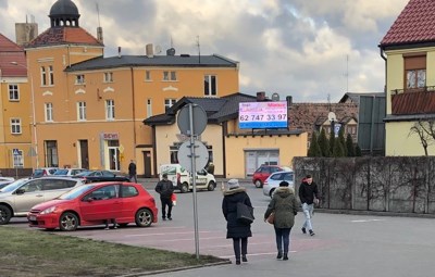 Telebim w Jarocinie przy ulicy Śródmiejskiej.