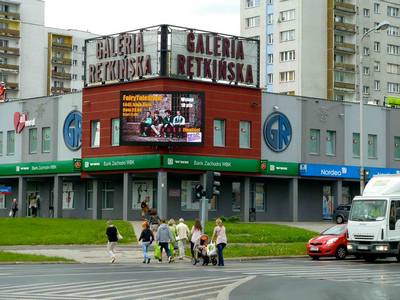 Telebim w Łodzi na budynku Galerii Retkińskiej.