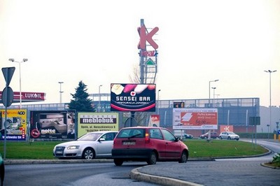 Telebim w Opolu przy Centrum Handlowym Karolinka.