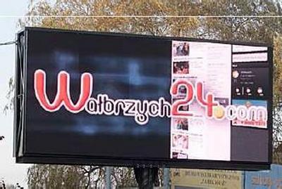 Telebim w Wałbrzychu przy ulicy Kolejowej.