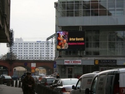 Telebim we Wrocławiu przy budynku Teatru Polskiego.